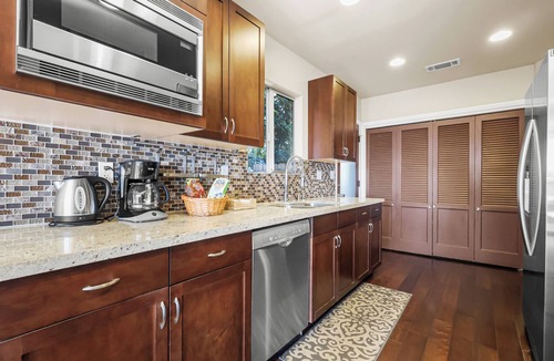 Los Feliz House | LA Chic Stunning Views & Sunsets close to Griffith Park Observatory & Hollywood