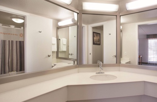 Lincoln Acres Hotel | La Quinta Inn by Wyndham San Diego Chula Vista