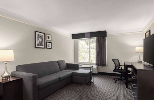 Stevenson Ranch Hotel | La Quinta Inn & Suites by Wyndham Santa Clarita - Valencia
