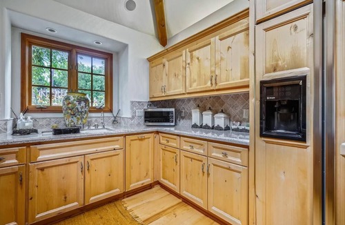 Northeast Carmel Cottage | La Vita Dolce – Romantic Carmel-by-the-Sea Cottage Near Beach & Ocean Ave