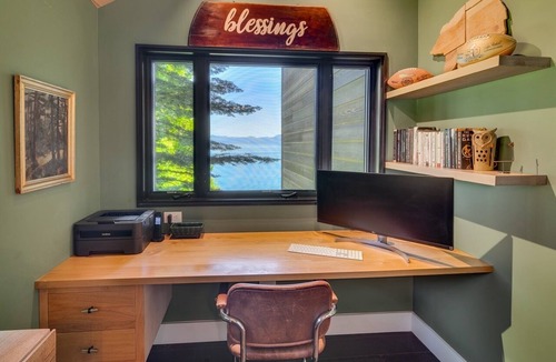 Tahoma House | Lakefront 6-bedroom house with Pier and Hot tub perfect for family getaways
