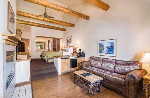 Bass Lake Hotel | Lakefront Spa Suite with Pool | Near Yosemite & Bass Lake