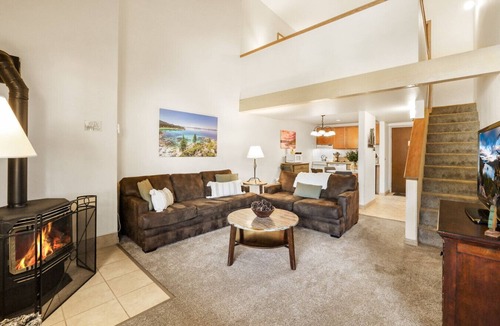 South Lake Tahoe Villa | Lakeland Village 2 bedroom condo - 2 mins to Tahoe!
