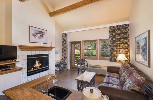 Bass Lake Hotel | Lakeside Suite Steps from Bass Lake & Yosemite National Park w/Pool Access