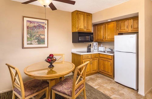 Palm Springs Resort | Leave your worries at the door!