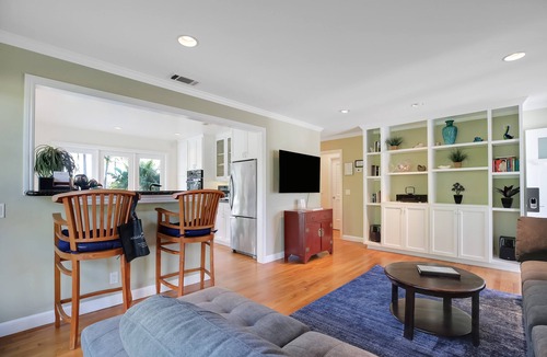 East Mesa House | Little Palm Cottage - Steps from Shoreline Park, walk to beach, live like a local