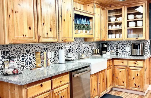 West Village Cabin | LOCATION, LOCATION, LOCATION! Charming West Village Cabin In Town- 2 Miles/Lake.