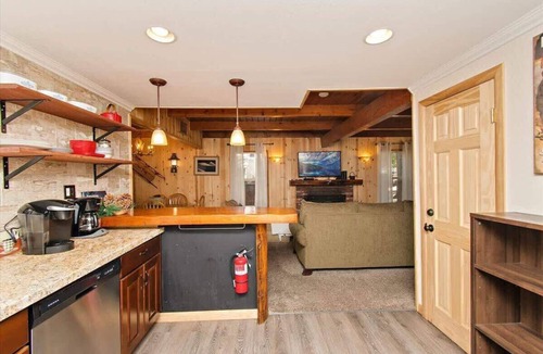 Big Bear Lake Ski Chalet | Log Spa Chalet at Bear Mountain
