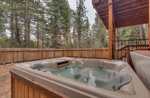 Tahoe Island House | Lukins Lodge by the Lake Hot Tub