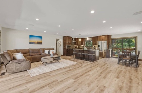 Round Hill Village House | Luna’s Mountain Manor | Chef Kitchen & Game Room