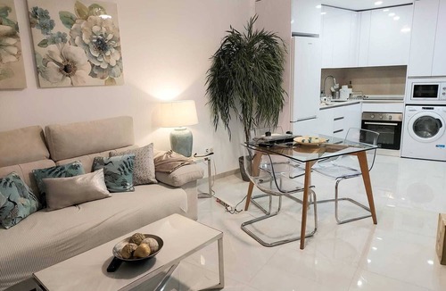 Benalmadena Costa Apartment | LUX. Frontbeach, 5 POOLS. Terrace, TV 65'-2 B.C. 4 ppl. WIFI. Netflix.
