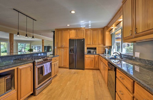 Auburn House | Luxe Auburn Hideaway w/Tennis Court & Views!