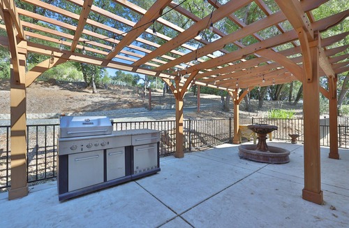 North Auburn House | Luxurious 4-bedroom house on 4.4 acres in delightful Auburn