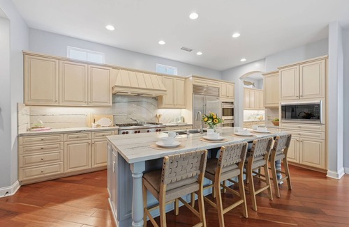 Beach Barber Tract House | Luxurious 4BR Home steps from Beach-Big Hot Tub,Fire Pit,AC,Bikes, 2 King Beds