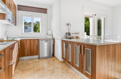Urbanizacion Hacienda las Chapas Villa | Luxurious 5* beachside villa with private pool