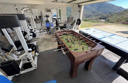 Vista House | Luxurious Retreat with Mountain Views, full Gym, 25 minutes from beach