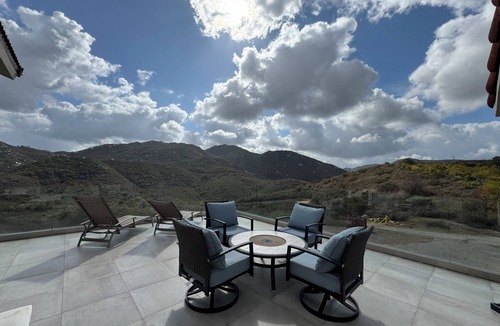 Vista House | Luxurious Retreat with Mountain Views, full Gym, 25 minutes from beach