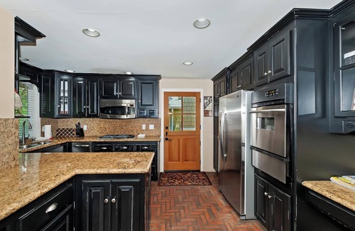 Fox Farm Cabin | Luxury 4 Bedroom Cabin! Peaceful & Private Setting! Arcade Games! Gazebo w/Outdoor Dining! Short Drive to Mountain Resorts, Lake Access & Big Bear Village!