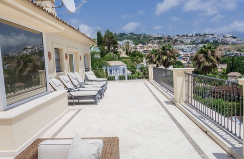 Benahavis Villa | Luxury accommodation in Villa with stunning views and with large pool.