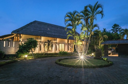 Banjartegehe Villa | Luxury Beach Villa with Infinity Pool.