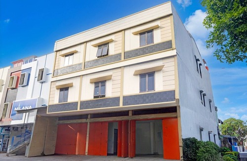 Makassar House | Luxury Deluxe DBL Retreat W/Free WiFi and Parking