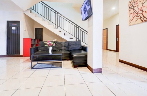 Makassar House | Luxury Deluxe DBL Retreat W/Free WiFi and Parking