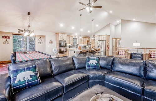 Pioneer Trail House | Luxury Home - Pool Table, Jetted Tub, Fireplaces, Free WiFi, washer&dryer