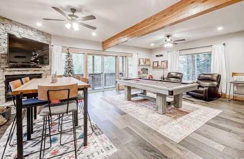 Pioneer Trail House | Luxury Home - Pool Table Jetted Tub Fireplaces Free WiFi washer&dryer