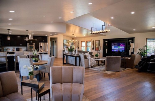 Lincoln House | Luxury House/Private/Hot Tub/Amenities!