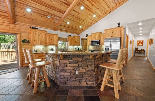 Eagle Mountain Estates House | Luxury Lodge Spacious Modern Hot Tub