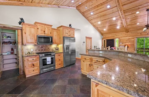 Eagle Mountain Estates House | Luxury Lodge Spacious Modern Hot Tub