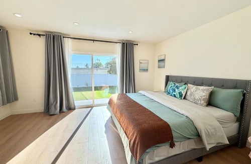 Sun Valley Villa | Luxury Modern Home near Universal Studios