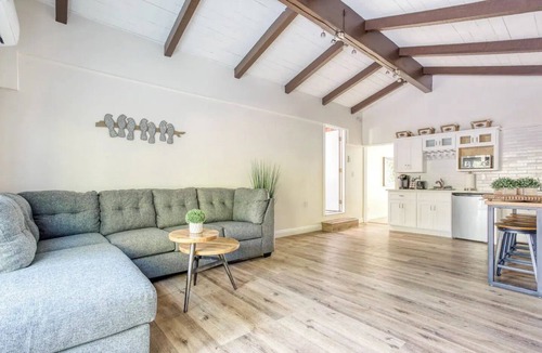 Orange House | Luxury Modern Retreat! Close to Disney w Jaccuzzi!