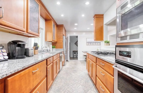 Orange House | Luxury Modern Retreat! Close to Disney w Jaccuzzi!