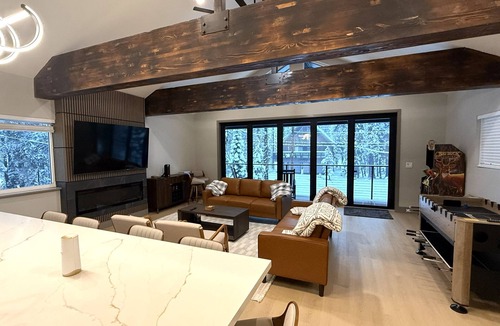 Pla-Vada Woodlands House | Luxury mountain retreat near Donner Pass Road- Sleeps 12
