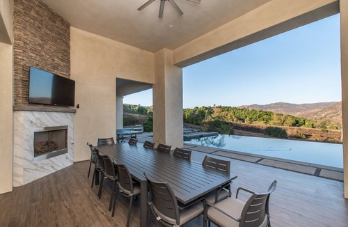Escondido House | Luxury Retreat w/Views: Putting Green/Game Room/Infinity Pool & More!