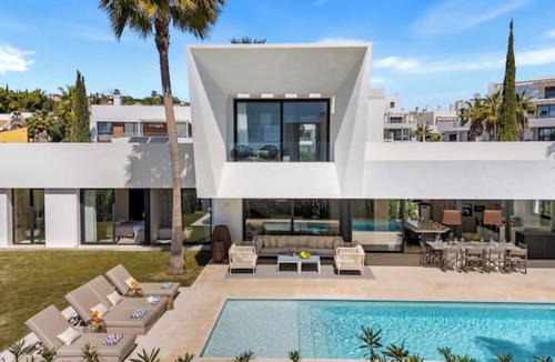 El Paraiso Villa | Luxury villa : Gymnasium : Heated swimming pool : Movie theater