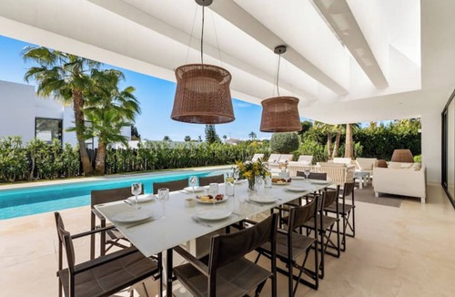 El Paraiso Villa | Luxury villa : Gymnasium : Heated swimming pool : Movie theater