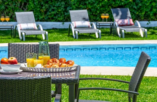 Malaga-Este Villa | Luxury Villa in Málaga - 5 Bedrooms, Pool, Garden, BBQ & Free Parking