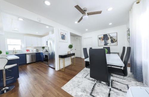 Belmont Shore House | Luxury Villa with Hot Tub! Minutes to Beach & Bars