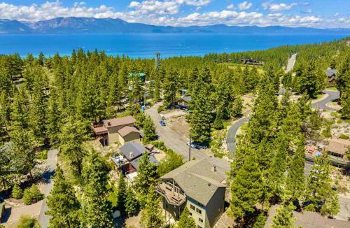 Round Hill Village House | LX33 Lake Tahoe Villa with Gameroom Hot tub Sauna