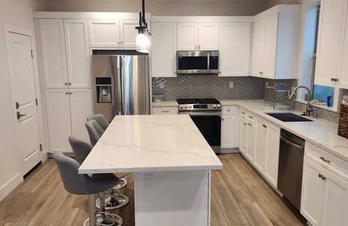 Paramount House | Madison's Place Cozy & Comfortable Modern Home