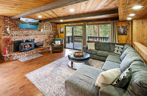 Summit Estates House | Mancave. Steps to Summit Resort. Spa and BBQ.