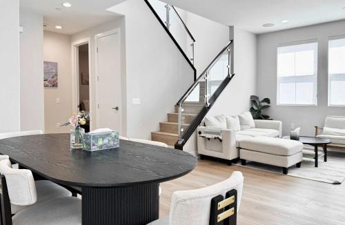 Placentia House | Marbella Lane Spacious 4BR Modern Family Home