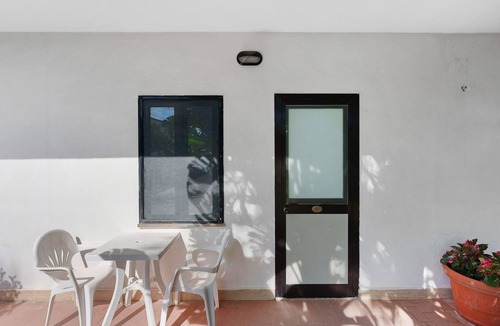 Laura Apartment | Marina Living Rooms – Basic Triple Room with Shared Pool, Wi-Fi and Air Conditioning