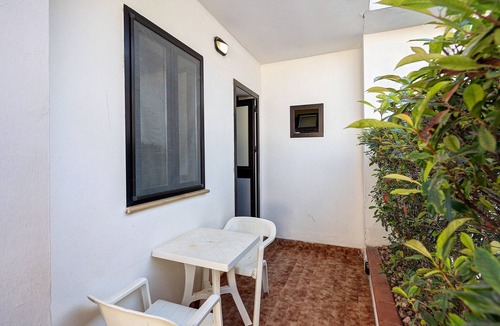Laura Apartment | Marina Living Rooms – Comfort Quadruple Room with Shared Pool, Wi-Fi, Air Conditioning