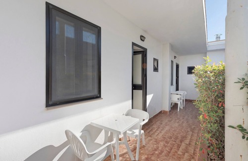 Laura Apartment | Marina Living Rooms – Comfort Quadruple Room with Shared Pool, Wi-Fi & Air Conditioning
