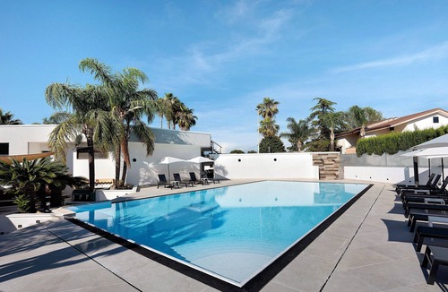 Laura Apartment | Marina Living Rooms – Comfort Quadruple Room with Shared Pool, Wi-Fi & Air Conditioning