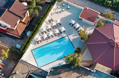 Laura Apartment | Marina Living Rooms – Comfort Quadruple Room with Shared Pool, Wi-Fi & Air Conditioning