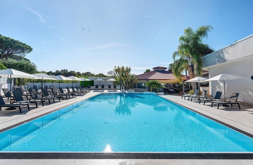 Laura Apartment | Marina Living Rooms – Economy Double Room with Shared Pool, Wi-Fi, and Air Conditioning